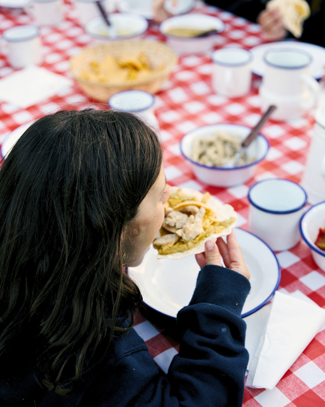 cenando-mantel-cuadros