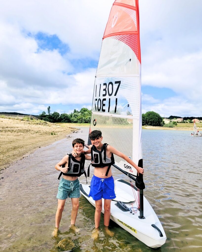 embalse-practica-vela-open-skiff